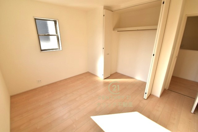 リーブルガーデン  第1笠間市笠間　2の洋室|折戸を開くと壁面クローゼット。衣類が横一列に並ぶためひと目で洋服が選びやすい！衣類をたくさんお持ちの方もスッキリ片付きます♪