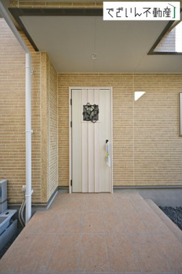 【玄関】 | いろどりアイタウン久喜市久喜東1丁目　新築住宅 | ≪1号棟≫
現地(2025年11月撮影)