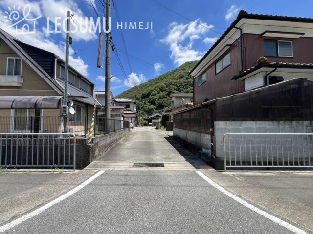 姫路市安富町狭戸/中古戸建の前面道路含む現地写真