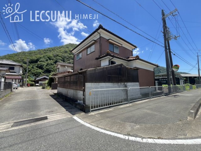 姫路市安富町狭戸/中古戸建の前面道路含む現地写真