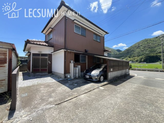 姫路市安富町狭戸/中古戸建の前面道路含む現地写真