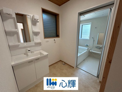 【独立洗面台】 | 宇部市西岐波(自由ケ丘）中古住宅／2階建 | 平日の朝であっても落ち着きと寛ぎを感じられ、スムーズに身支度が完了します。

