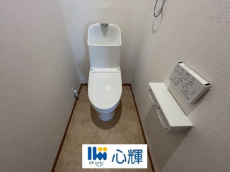 【トイレ】 | 宇部市西岐波(自由ケ丘）中古住宅／2階建 | 汚れをふき取り易いフロアと白い壁で統一。