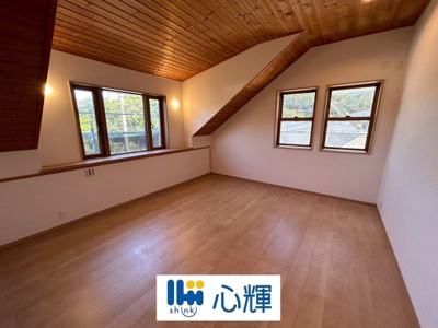 【洋室】 | 宇部市西岐波(自由ケ丘）中古住宅／2階建 | 明るさを基調とした部屋は、光を反射するので部屋を明るく美しく見せる効果もあります。
