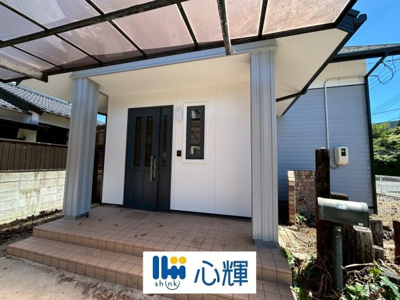 【玄関】 | 宇部市西岐波(自由ケ丘）中古住宅／2階建 | 家の顔となる玄関。 ゲストを迎え入れても安心の空間です。

