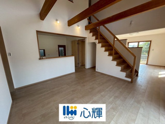 【居間・リビング】 | 宇部市西岐波(自由ケ丘）中古住宅／2階建 | リビング階段は子育て世代に人気です♪
