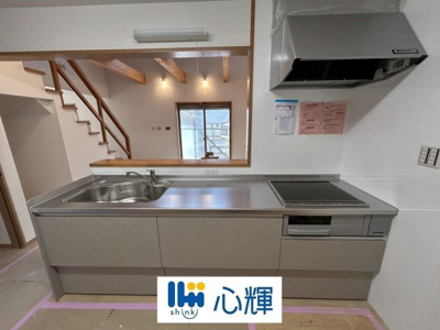 【キッチン】 | 宇部市西岐波(自由ケ丘）中古住宅／2階建 | 充分なスペースを実現したキッチン空間となっています。寛ぐ方とお料理をされる方の一体感を重視した設計。