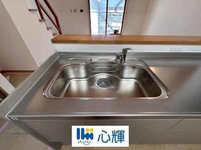 【キッチン】 | 宇部市西岐波(自由ケ丘）中古住宅／2階建 | 水栓は先端が引き出せるのでシンクの隅々まで水が届きます。


