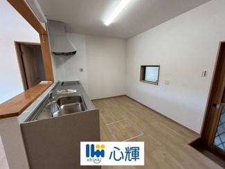 【収納】 | 宇部市西岐波(自由ケ丘）中古住宅／2階建 | キッチン床下収納です。非常食や使用頻度の低いものをコンパクトに収納します。