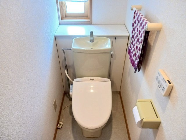 丸亀市前塩屋町　中古戸建のトイレ