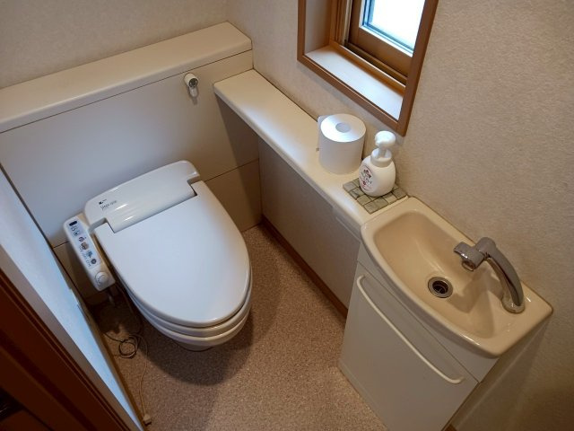 丸亀市前塩屋町　中古戸建のトイレ