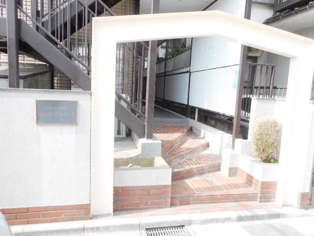 ヴィラ・サンポートのエントランス|別号室の参考写真となります。