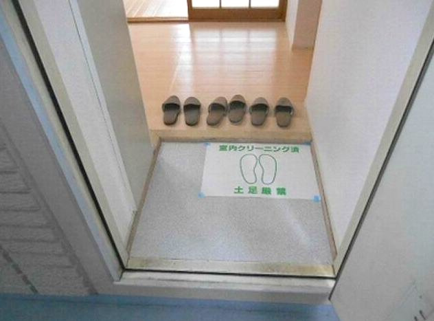 ヴィラ・サンポートの玄関|別号室の参考写真となります。