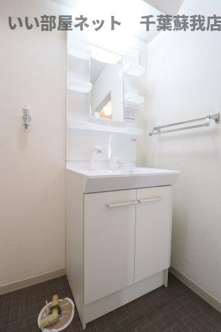 ソレイユ若葉　Bの独立洗面台|独立洗面台、小物を置くことができて便利です
