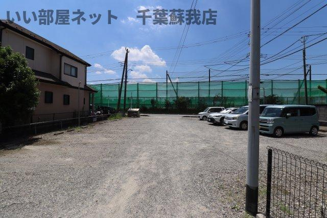 ソレイユ若葉　Bの駐車場|車をお持ちの方に嬉しい駐車場付きの物件です
