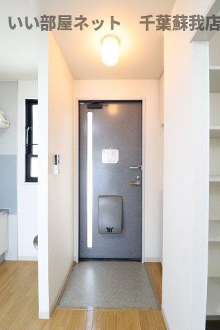 ソレイユ若葉　Bの玄関|収納もある玄関です