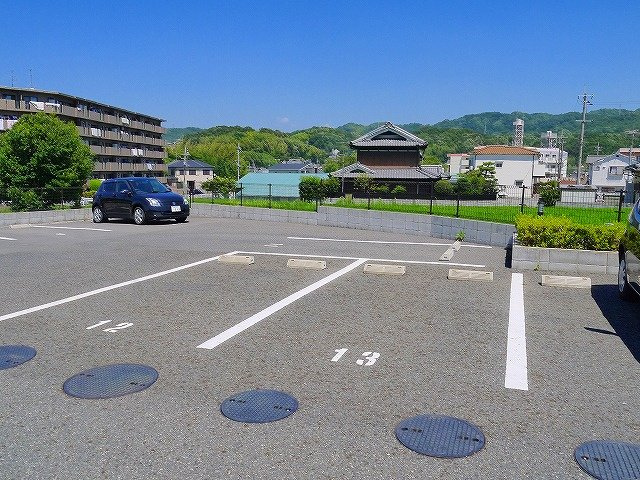 レオパレス南生駒の駐車場|車をお持ちの方に嬉しい駐車場付きの物件です