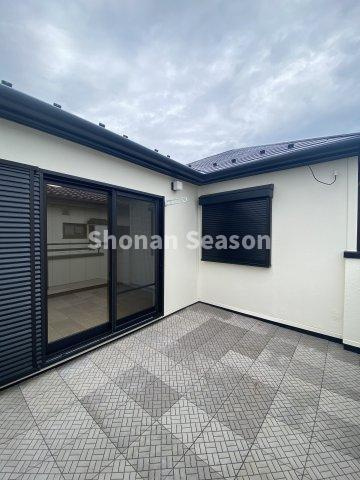 【バルコニー】 | ２方から出入り可能なバルコニーなので、洗濯動線もスムーズです♪