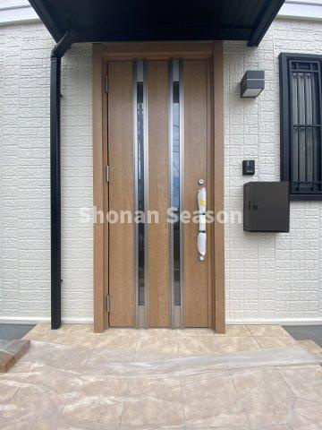 【玄関】 | 来訪者を目視できるモニターフォン！不審者から大切な家族を守ります♪