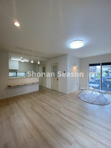 【キッチン】 | リビングには、お料理しながら会話弾む人気の対面式キッチンを配置！　
コミュニケーションが取りやすくなりますよ♪