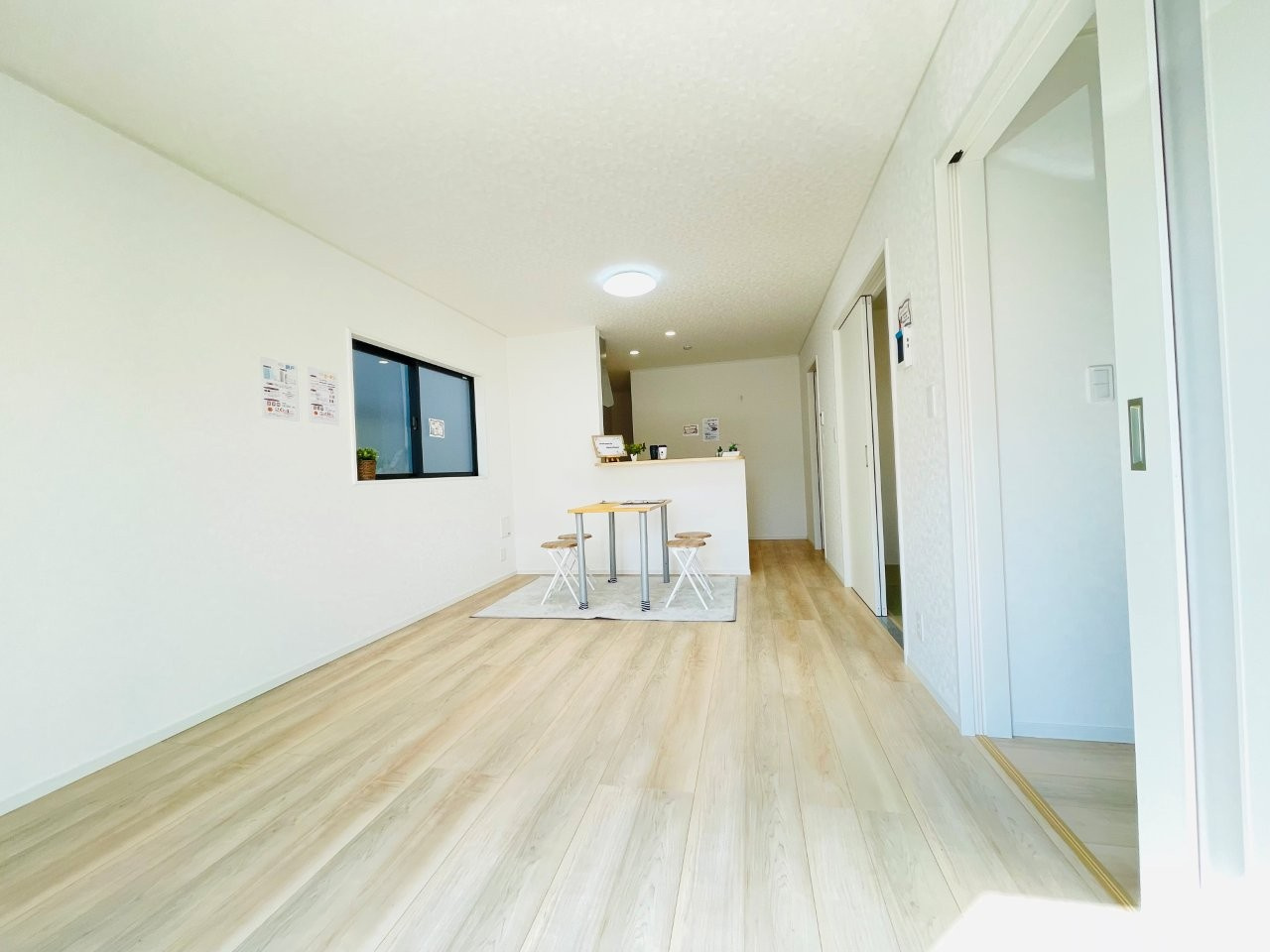 豊田市上丘町第1　新築分譲住宅　全3棟　1号棟の居間・リビング|どこにいても家族の顔が見える、明るく開放的なLDK。