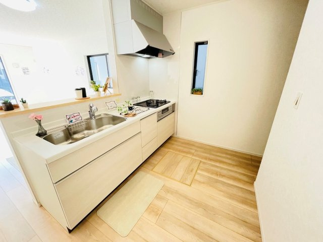 豊田市上丘町第1　新築分譲住宅　全3棟　1号棟のキッチン|広いシステムキッチンでお子様と一緒にお料理もできます。