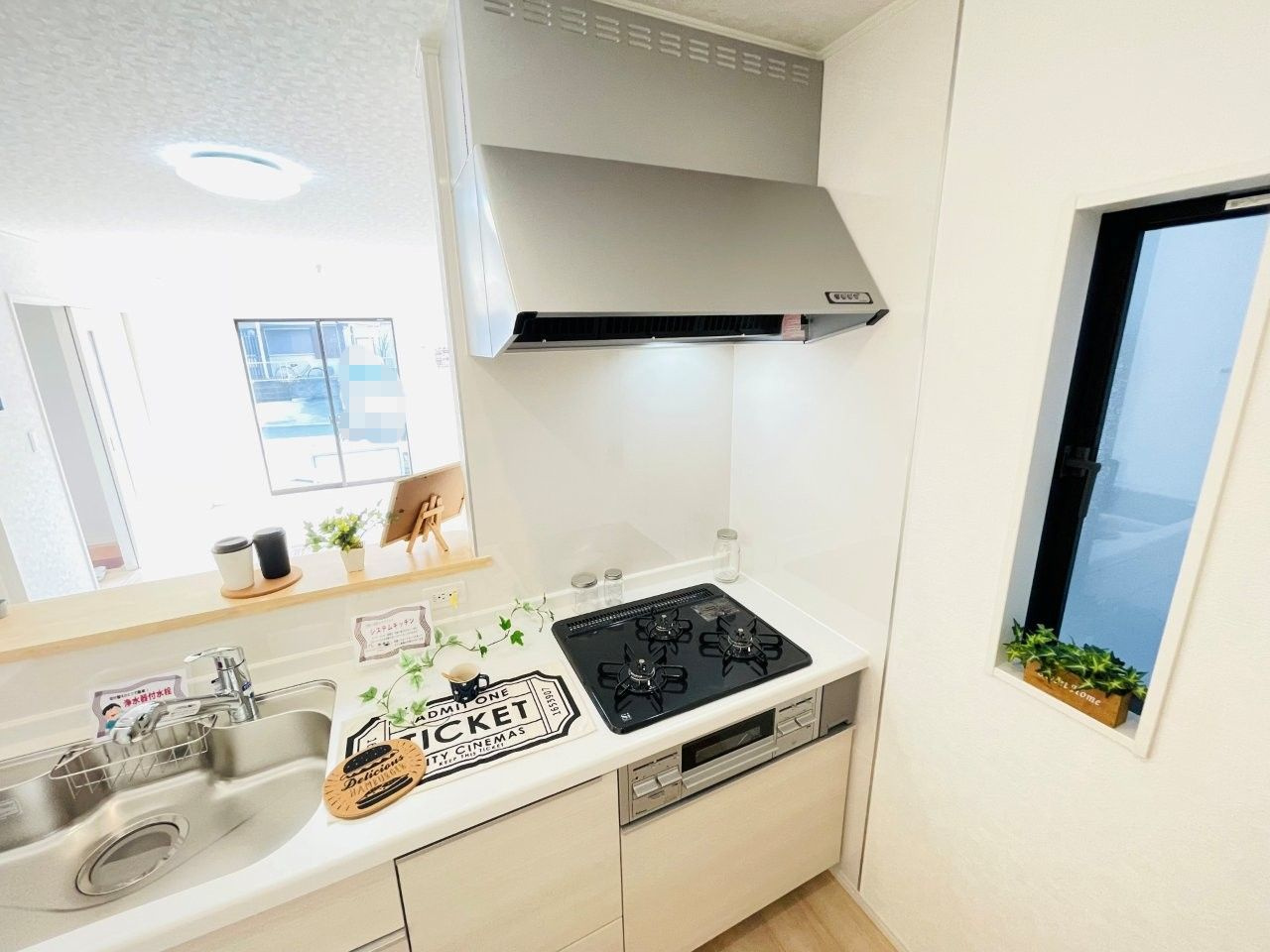 豊田市上丘町第1　新築分譲住宅　全3棟　1号棟のキッチン|便利な3口コンロ。