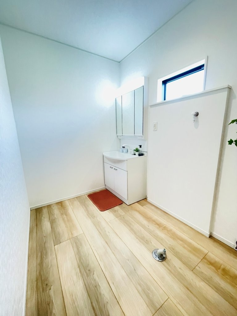 豊田市上丘町第1　新築分譲住宅　全3棟　1号棟の独立洗面台|三面鏡仕様の洗面台！鏡の裏は収納になっています♪