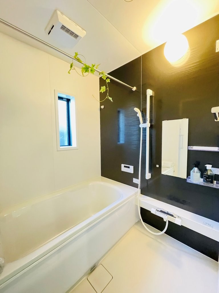 豊田市上丘町第1　新築分譲住宅　全3棟　1号棟の浴室|１坪タイプのユニットバス！浴槽は断熱材入りでお湯が冷めにくいです♪浴室乾燥機で梅雨の時期は洗濯物を乾かせます！