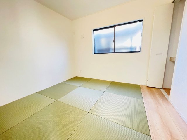 豊田市上丘町第1　新築分譲住宅　全3棟　1号棟の和室|リビングに隣接した和室は、家事スペースやキッズスペースとしても活躍します！収納も完備！