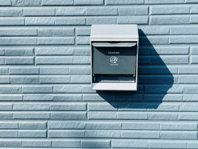 豊田市上丘町第1　新築分譲住宅　全3棟　1号棟の発電・温水設備|洗車時や防犯カメラの設置、電気自動車の充電にも使える屋外電源付き。