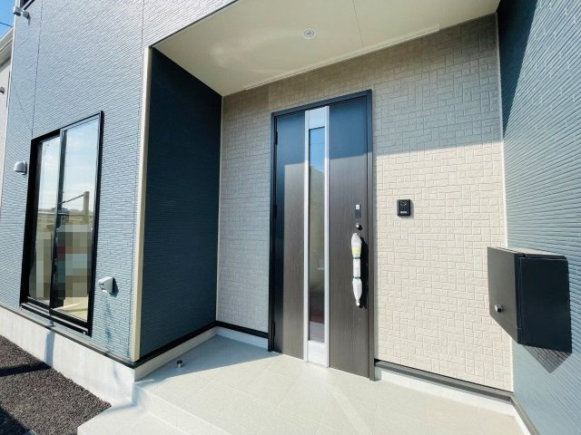 豊田市上丘町第1　新築分譲住宅　全3棟　1号棟の玄関|玄関ポーチがあるので、雨の日でも濡れることがなくドアの開け閉めができます。