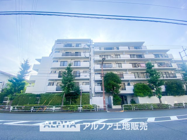 府中天神町パーク・ホームズの外観|【Green orchestra】
◆四季の植栽◆広葉樹の四季の移ろいを、季節に表情を変えるグリーンとレッドのそれに呼応して変化する外観。それはまさに緑とシンパシーし鳴りやまないオーケストラの邸宅。