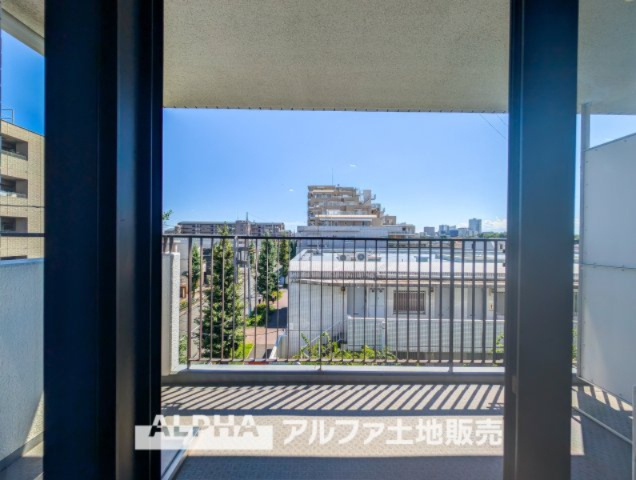 府中天神町パーク・ホームズの展望|【Blue sky terrace】
◆青空テラス◆ベランダから望む紺碧の空からそよ風、そして目に映るのはグリーン広がる風光明媚な世界。それは清々しい自然の薫りを肌で感じる幸せな空間。