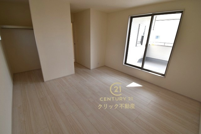 リーブルガーデン  第1笠間市笠間　3の洋室|ウォークインクローゼットを配備した洋室。バルコニーに面しておりますので、洗濯して乾いた衣類をすぐにしまえるのも便利です。