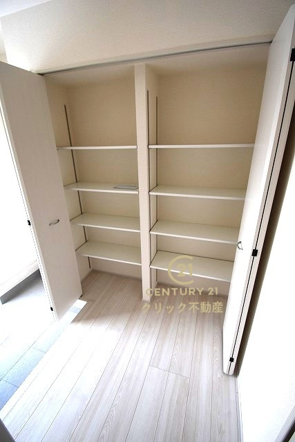 リーブルガーデン  第1笠間市笠間　3の玄関|たっぷり入る玄関収納です！扉の中は可動棚ですので、用途に合わせて高さを自由に変えることができます。