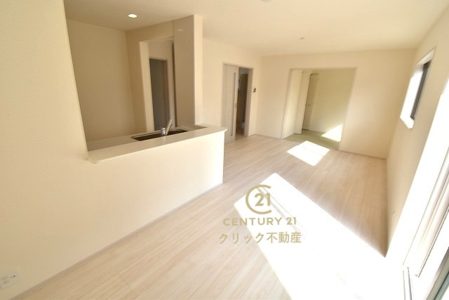 リーブルガーデン  第1笠間市笠間　3の居間・リビング|カーテンやラグの色、質感、選ぶ家具などでお部屋の雰囲気が変わります。お好みのインテリアを楽しみましょう♪白を基調とした内装ですので、あらゆるスタイルが馴染みます。