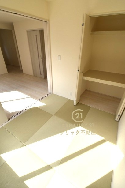 リーブルガーデン  第1笠間市笠間　3の和室|フチなし畳で洋室仕様の和室です。たっぷりの収納スペースは折戸でデザインしました。ペタンと座ったりゴロンと横になったり、寛ぎの場所になります。小さなお子さまの遊び場にもいいですね。