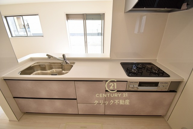 リーブルガーデン  第1笠間市笠間　3のキッチン|対面式システムキッチンは料理中や後片づけの間も会話が楽しめ、家族に一体感が生まれます。十分な広さのキッチンなら、家族での分担作業もはかどりそう！