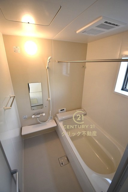 リーブルガーデン  第1笠間市笠間　3の浴室|浴槽への出入りが安全な低床タイプのユニットバスです。洗い場は滑りにくい速乾床ですので、お子様やご高齢の方にも安心です。自動お湯張りに追焚機能付きのオートバスです。