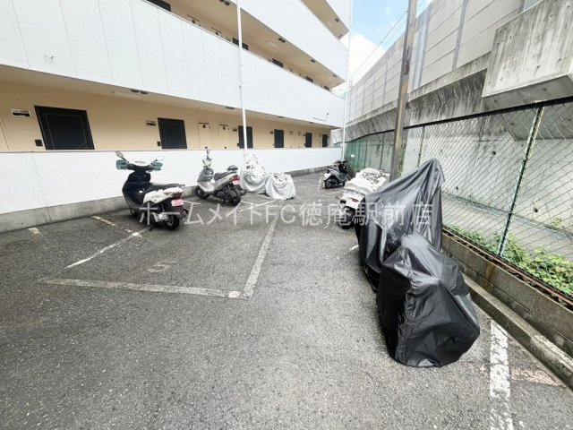 大阪市城東区天王田の賃貸マンションの駐車場