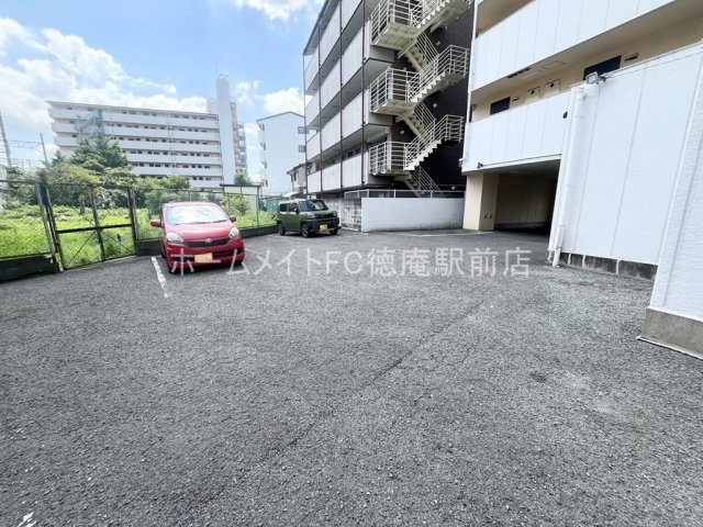 大阪市城東区天王田の賃貸マンションの駐車場
