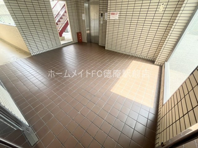 大阪市城東区天王田の賃貸マンションのロビー