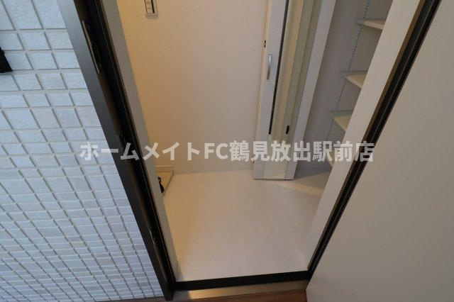 東大阪市稲田本町３丁目のアパートの玄関