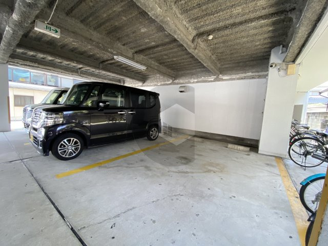 グローリア八戸ノ里の駐車場