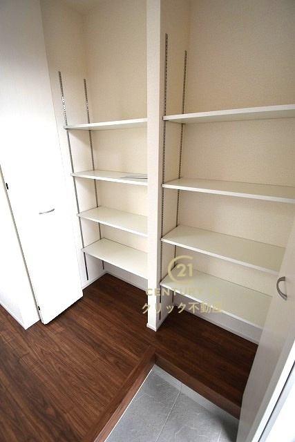 リーブルガーデン  第1笠間市笠間　4の玄関|たっぷり入る玄関収納です！扉の中は可動棚ですので、用途に合わせて高さを自由に変えることができます。