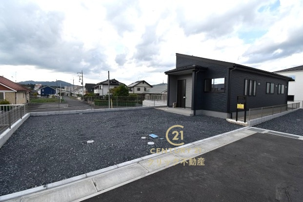 リーブルガーデン  第1笠間市笠間　4の駐車場|駐車場は十分なスペース。ご家族それぞれが車をご所有の場合や、来客の際も安心です。
内覧可能です。ご予約はHPから、またお電話でもお気軽にどうぞ。