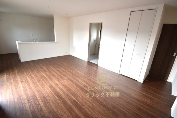 リーブルガーデン  第1笠間市笠間　4の居間・リビング|たっぷりの収納スペースもある明るいLDK。カーテンやラグの色、質感、選ぶ家具などで雰囲気が変わりますので、お好みのインテリアを楽しみましょう♪