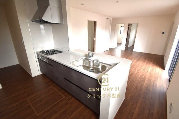 リーブルガーデン  第1笠間市笠間　4のキッチン|家族で一緒に料理をするにも十分な広さ。キッチンからリビング全体が見渡せます。生活感の出やすい消耗品や食材のストックはキッチン横のパントリーへどうぞ♪