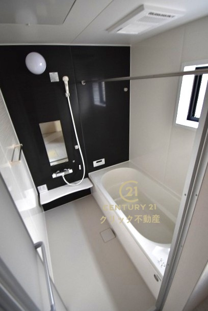 リーブルガーデン  第1笠間市笠間　4の浴室|浴槽への出入りが安全な低床タイプのユニットバスです。洗い場は滑りにくい速乾床ですので、お子様やご高齢の方にも安心です。自動お湯張りに追焚機能付きのオートバスです。